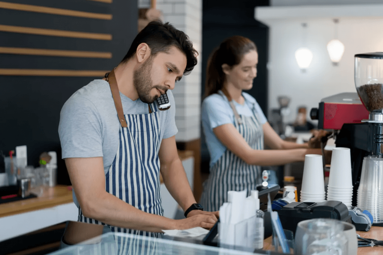 Baristas trabajando
